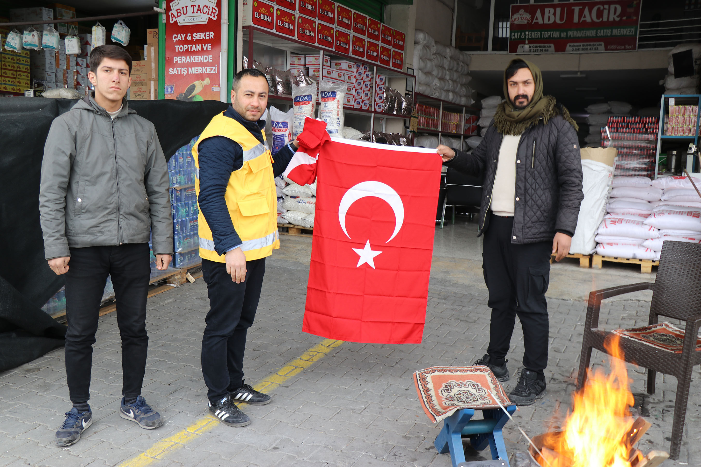 Hali̇li̇ye Beledi̇yesi̇’nden Anlamli Bayrak Dağitimi (1)