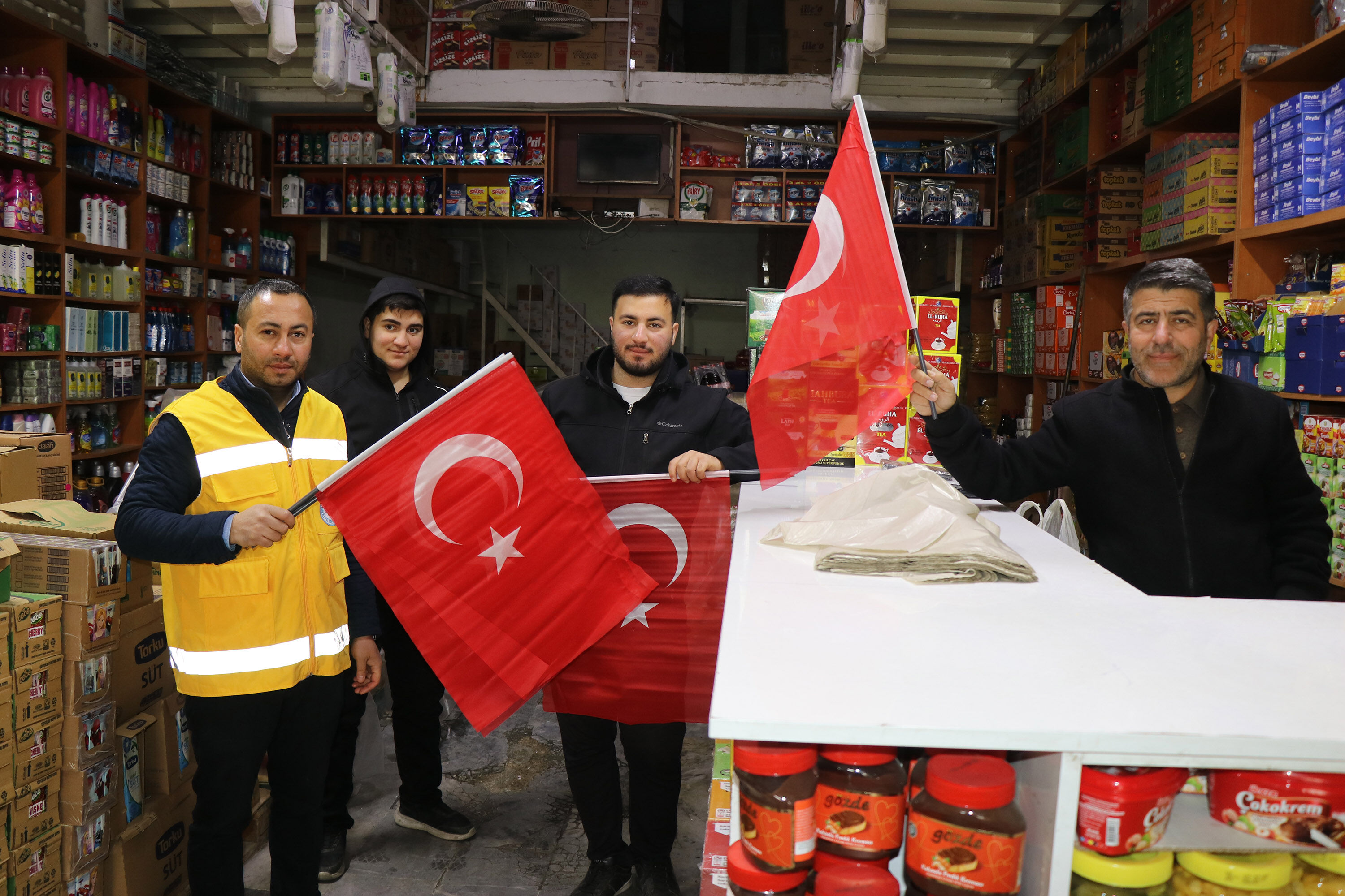 Hali̇li̇ye Beledi̇yesi̇’nden Anlamli Bayrak Dağitimi (4)