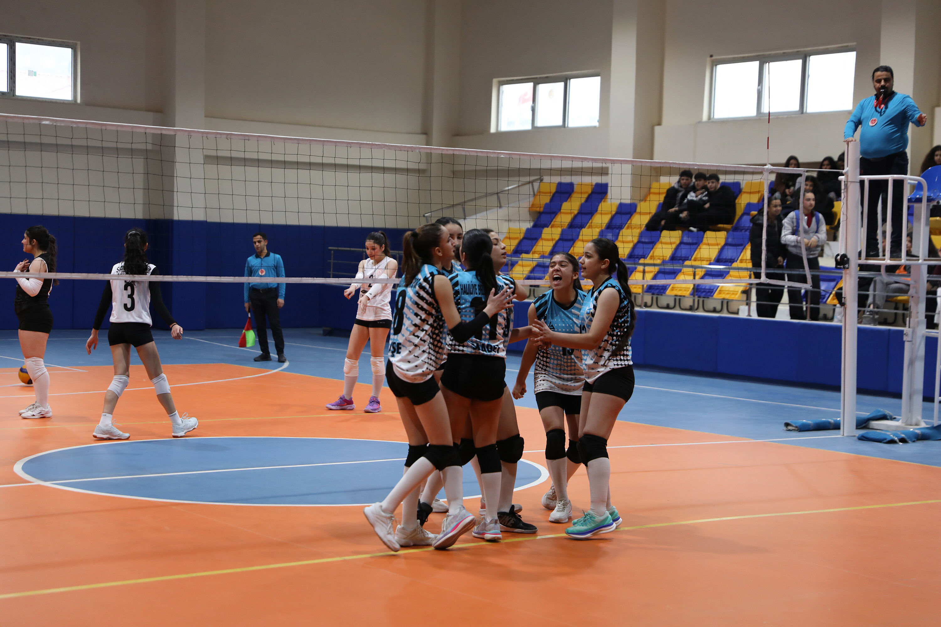 Hali̇li̇ye Beledi̇yespor Yildiz Kizlarda İl Şampi̇yonu Oldu (4)