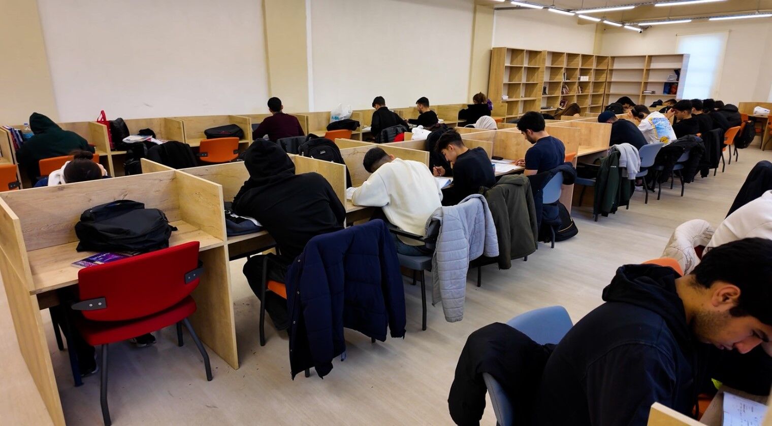 Karaköprü Beledi̇yesi̇ Bi̇nlerce Öğrenci̇ye Ders İmkâni Sunuyor (6)