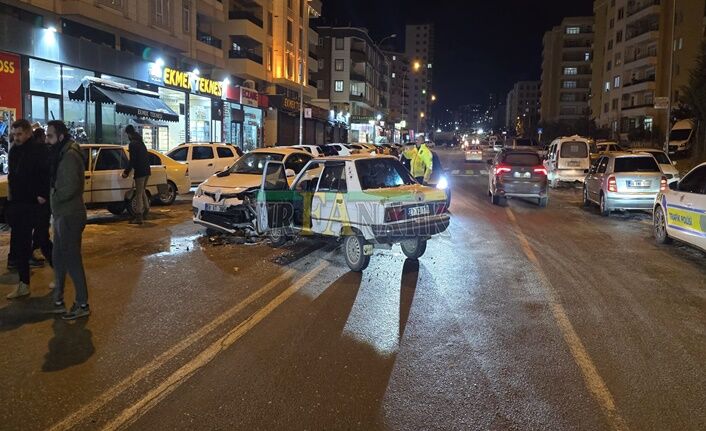 Karaköprü Ilçesinde Iki Otomobil Çarpıştı (2)