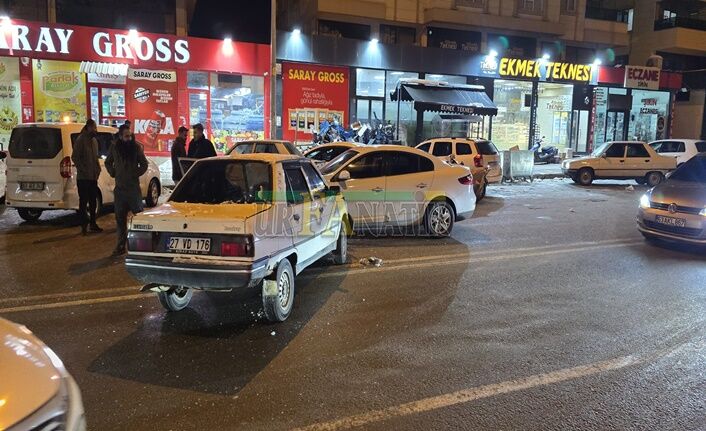 Karaköprü Ilçesinde Iki Otomobil Çarpıştı (3)