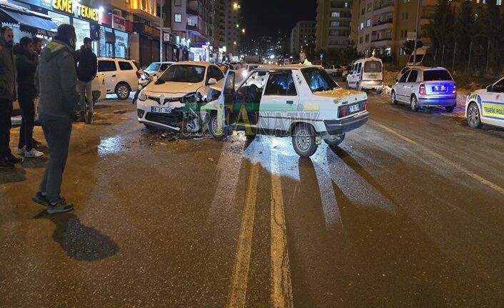 Karaköprü Ilçesinde Iki Otomobil Çarpıştı (4)