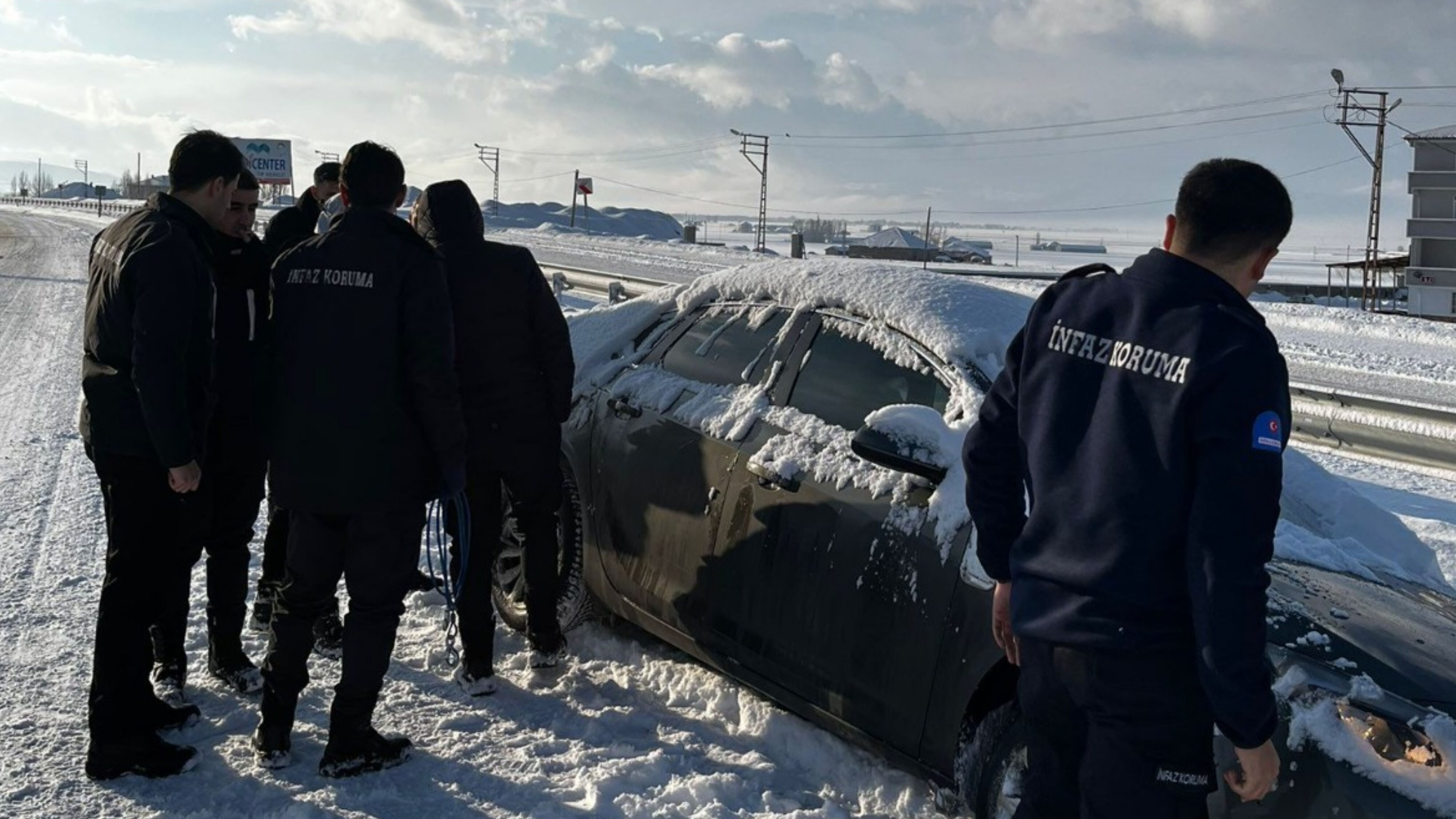 Karda İlerleyemeyen Araca İnfaz Ve Koruma Memurları Yetişti (1)