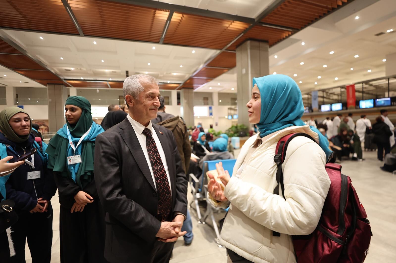 Şahinbey’de Peygamberimizin Hayatı Sınavında Dereceye Giren 175 Öğrenci Umre’ye Uğurlandı (1)