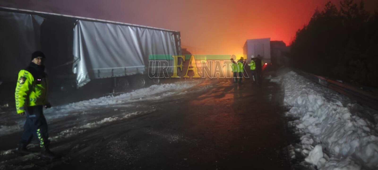 Şanlıurfa’da Buz Pistine Dönen Otoyolda 7 Tır Birbirine Girdi (1)