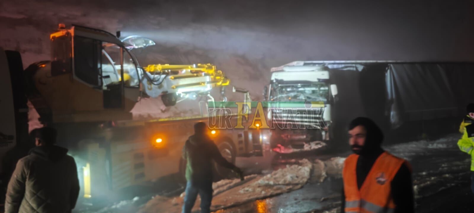 Şanlıurfa’da Buz Pistine Dönen Otoyolda 7 Tır Birbirine Girdi (5)