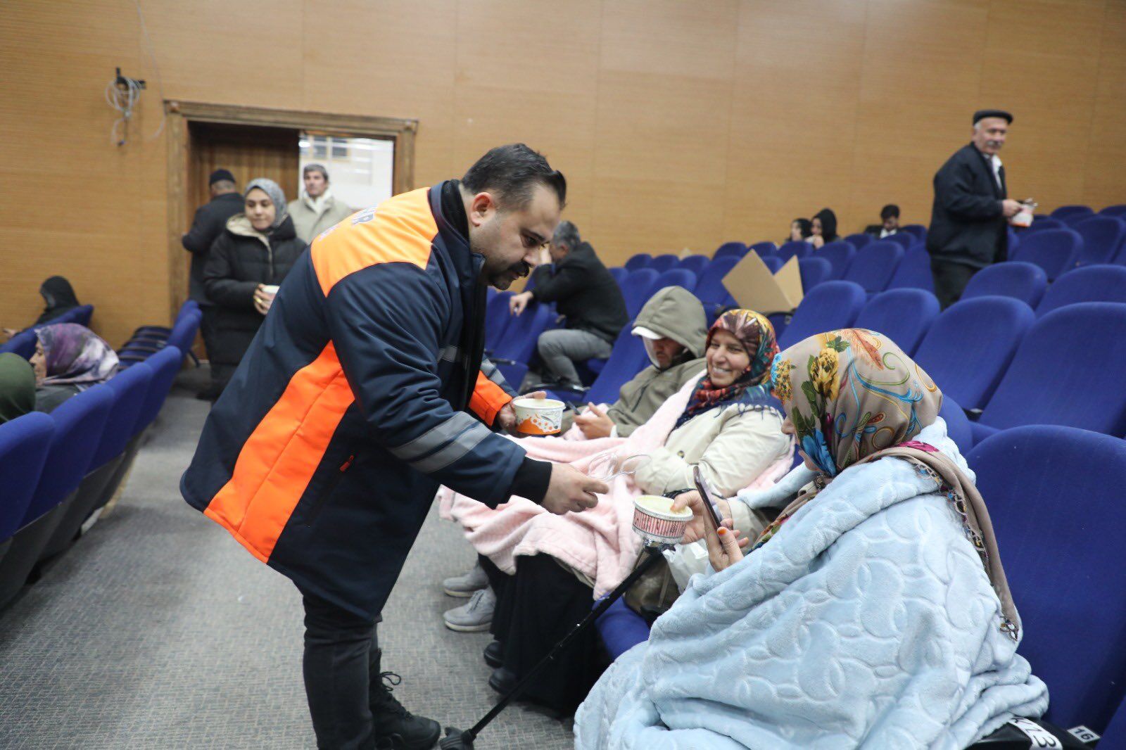 Vatandaşlar Yolda Kaldı Belediye Kapılarını Açtı 3