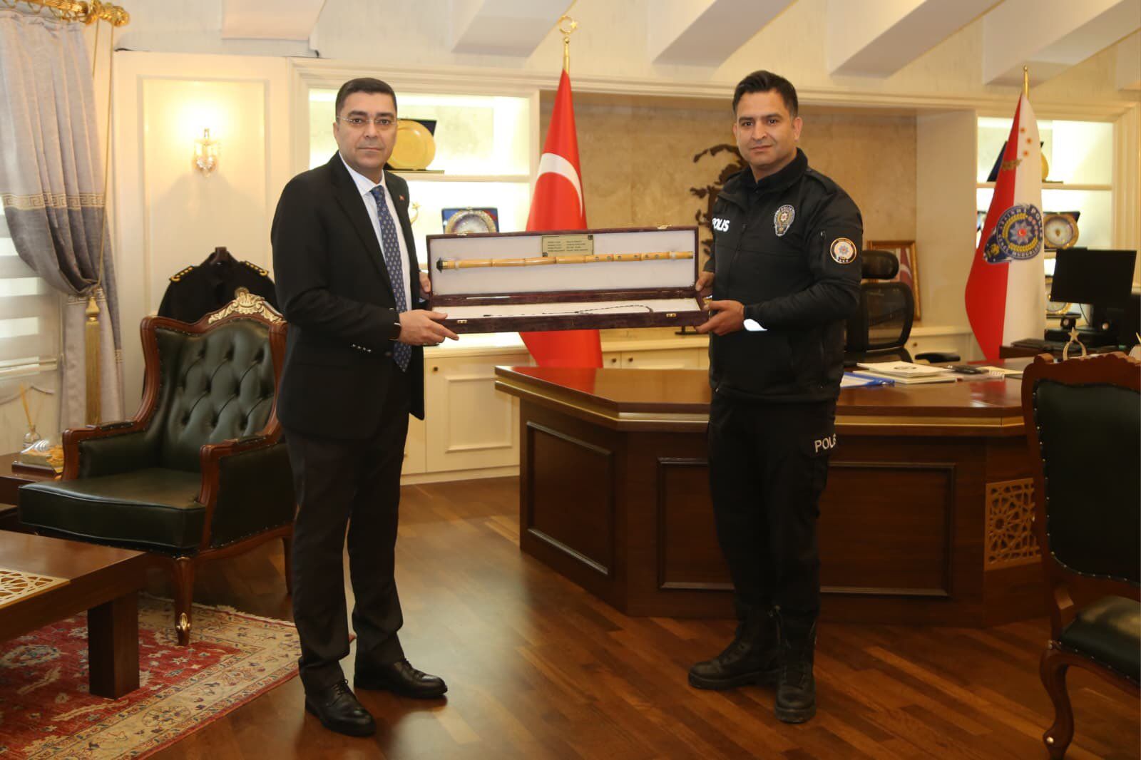 Fatih Şahin, İl Emniyet Müdürü Atilla Aksoy’a Ney Takdim Etti (1)