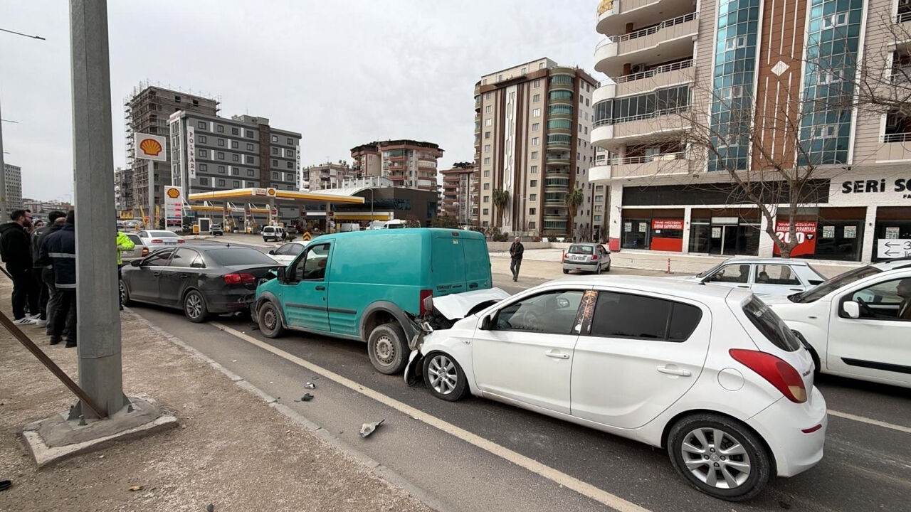 Karaköprü'de Zincirleme Kaza 4 Araç Birbirine Girdi (3)