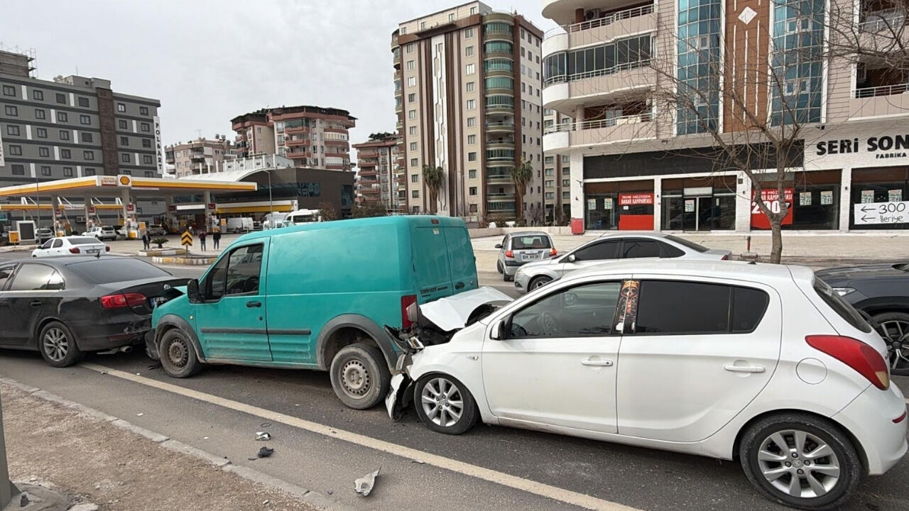 Karaköprü'de Zincirleme Kaza 4 Araç Birbirine Girdi (4)