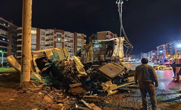 Kömür Yüklü Tır Kaza Yaptı (1)