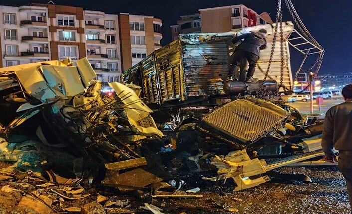 Kömür Yüklü Tır Kaza Yaptı (3)