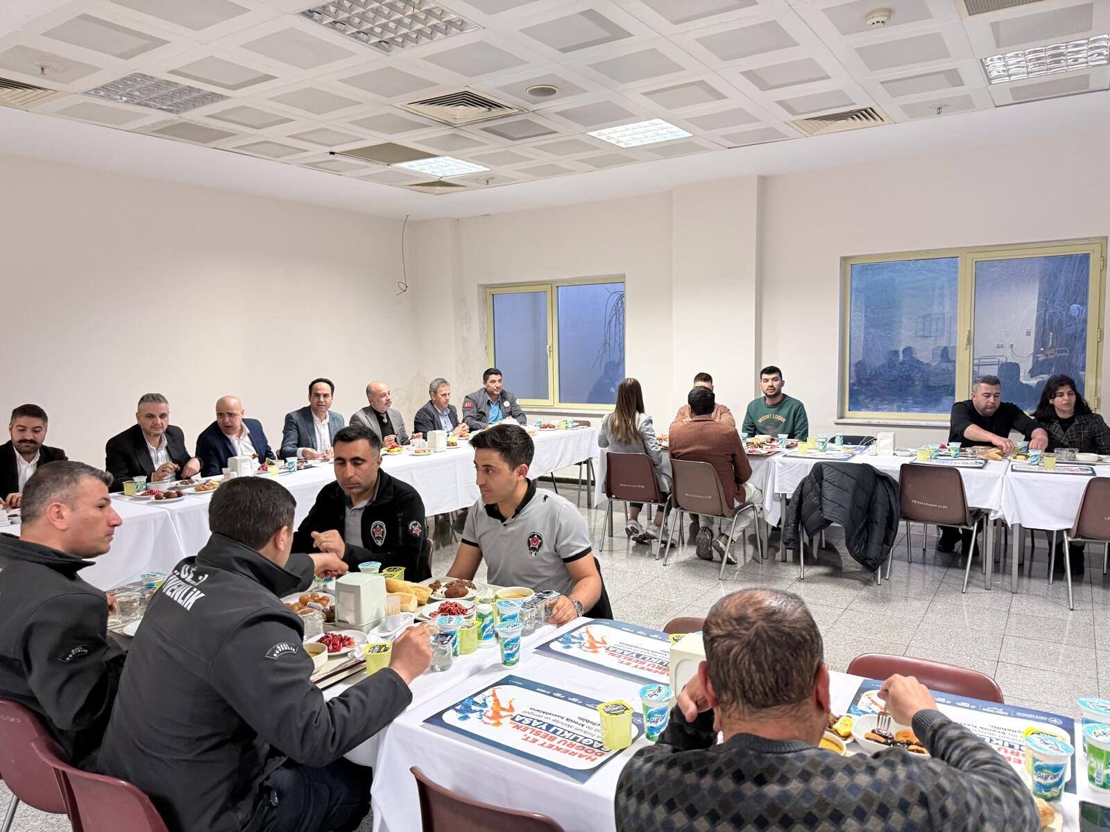 Şanlıurfa İl Sağlık Müdürlüğü Yöneticileri Sağlık Çalışanlarıyla İftarda Buluştu (1)