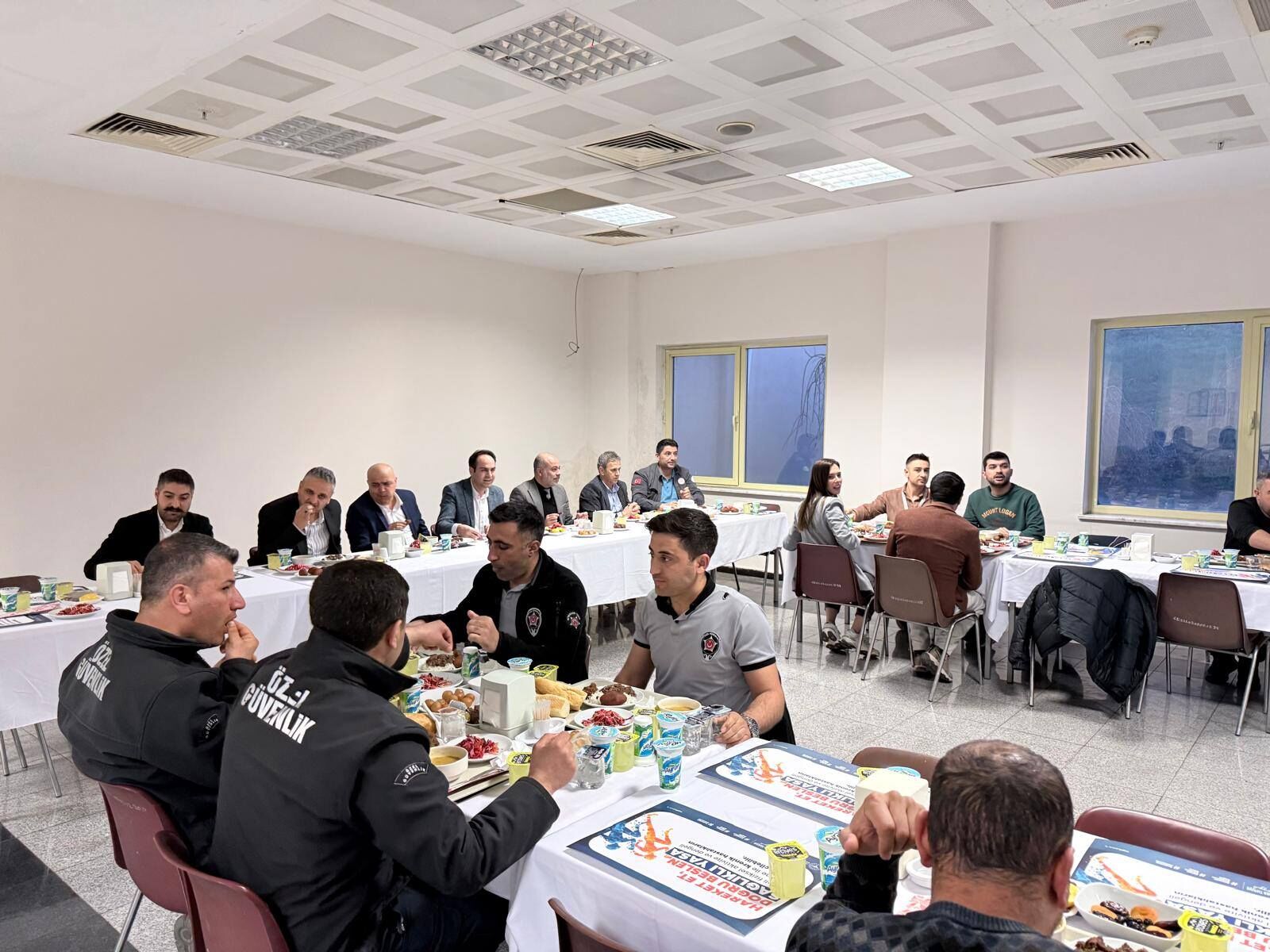 Şanlıurfa İl Sağlık Müdürlüğü Yöneticileri Sağlık Çalışanlarıyla İftarda Buluştu (2)