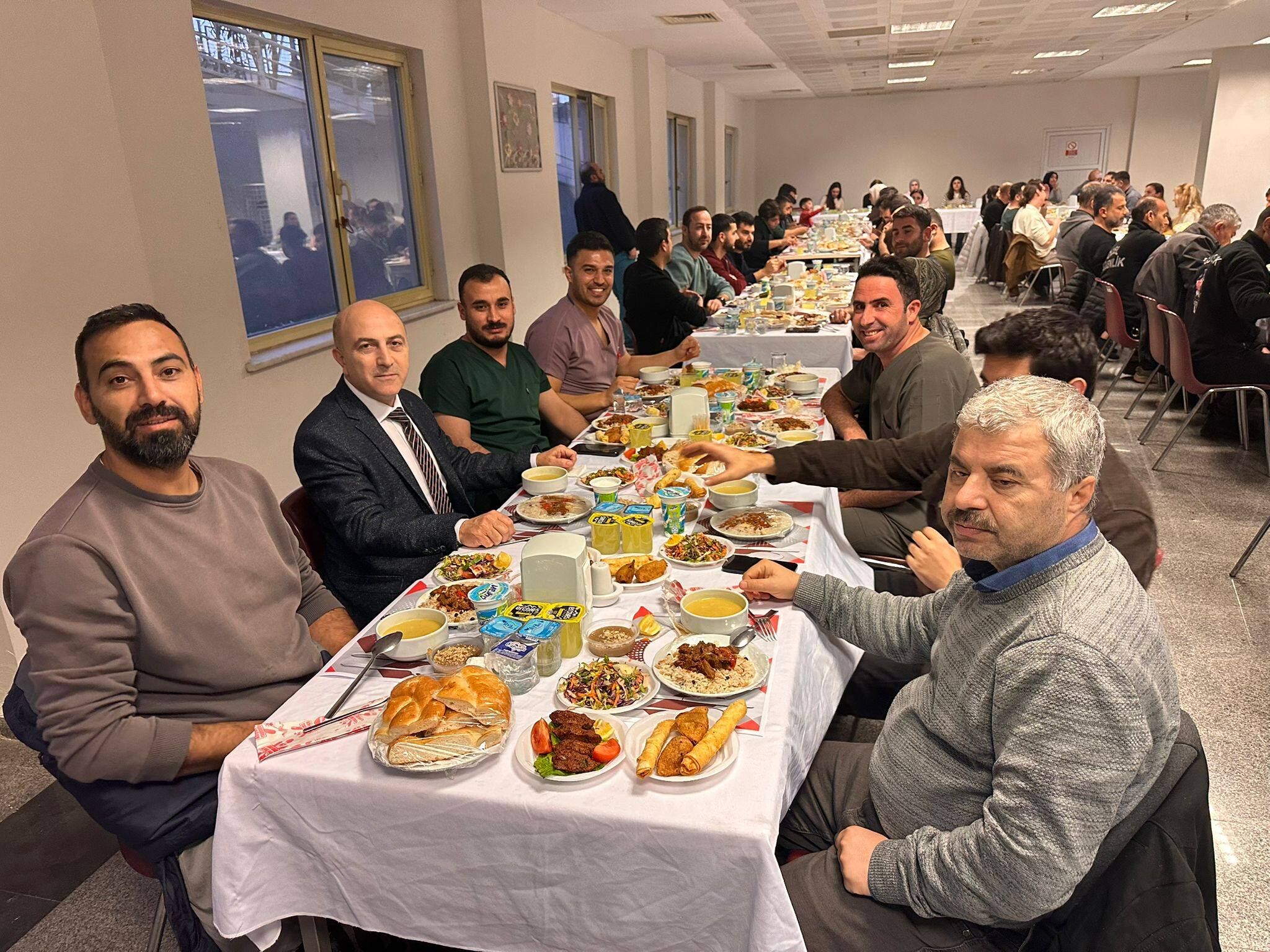 Şanlıurfa İl Sağlık Müdürlüğü Yöneticileri Sağlık Çalışanlarıyla İftarda Buluştu (4)