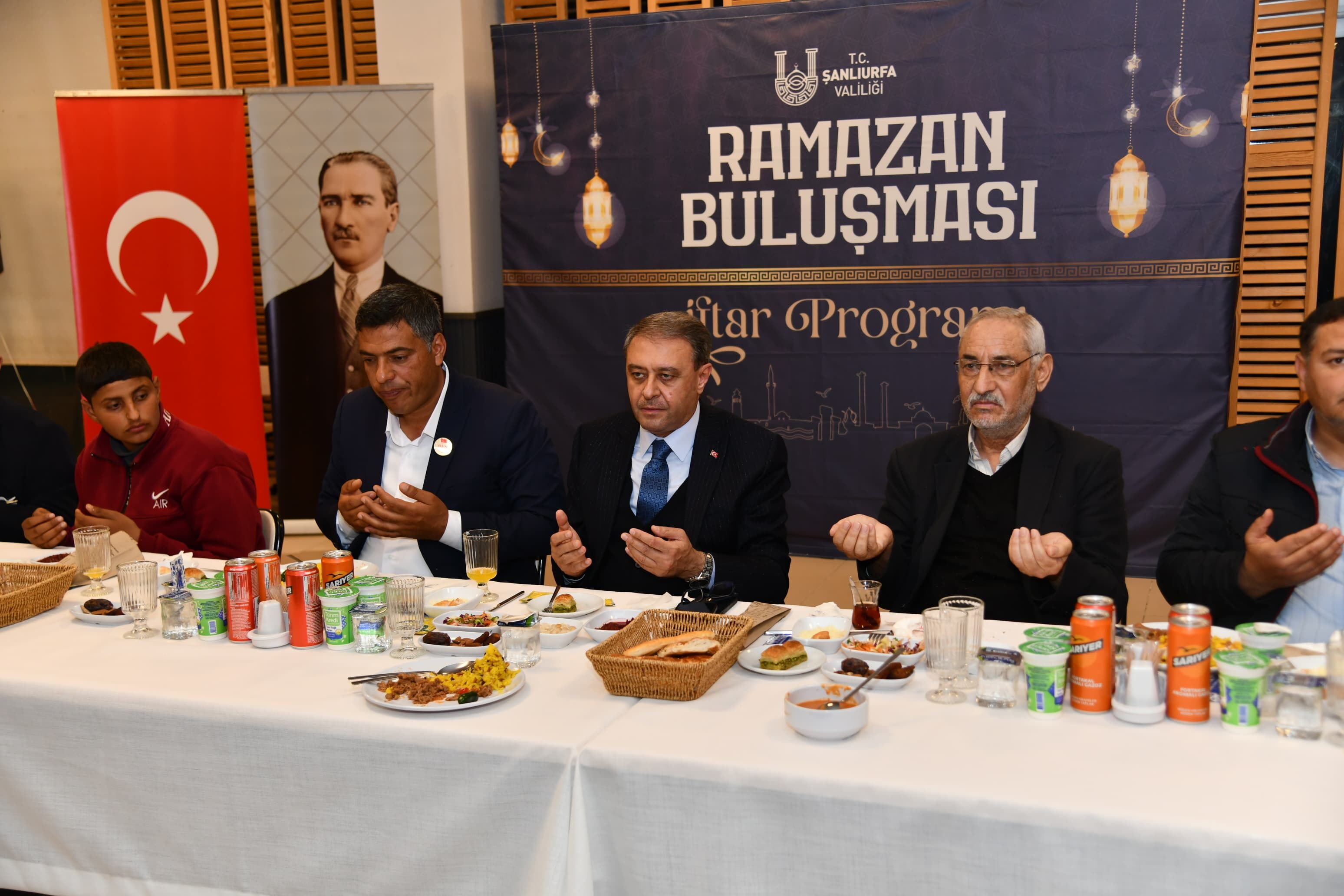 Şanlıurfa Valisi Hasan Şıldak, Akçakale’de Vatandaşlarla İftar Sofrasında Buluştu (2)