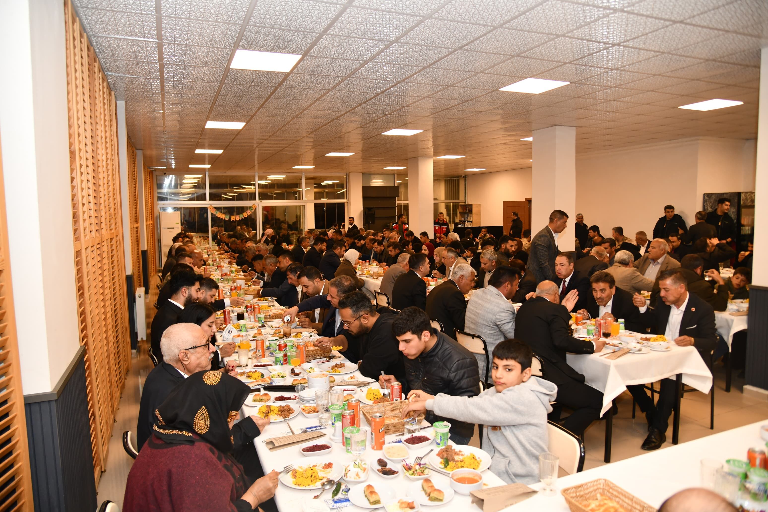 Şanlıurfa Valisi Hasan Şıldak, Akçakale’de Vatandaşlarla İftar Sofrasında Buluştu (3)
