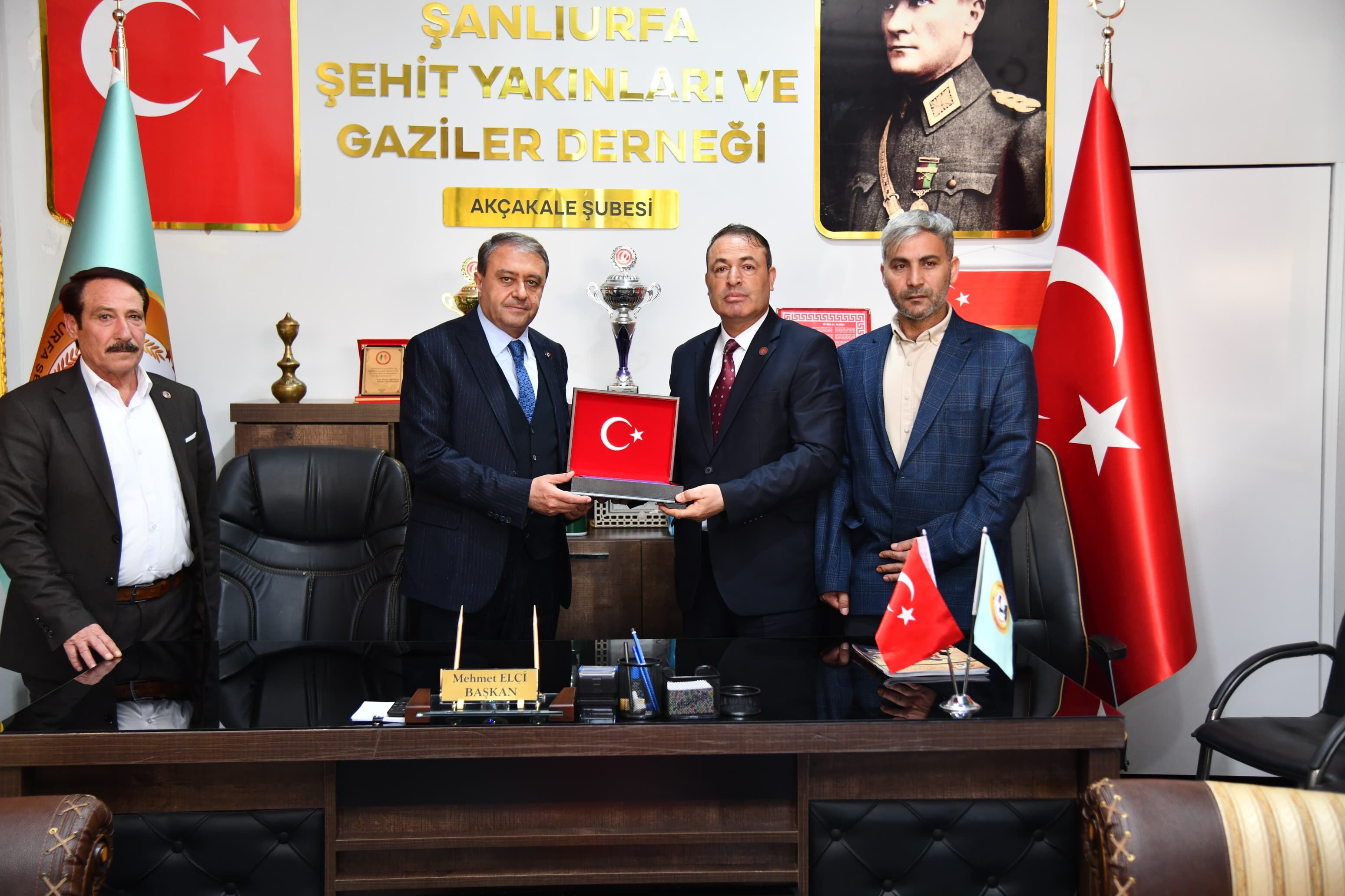 Şanlıurfa Valisi Hasan Şıldak, Akçakale’de Vatandaşlarla İftar Sofrasında Buluştu (5)