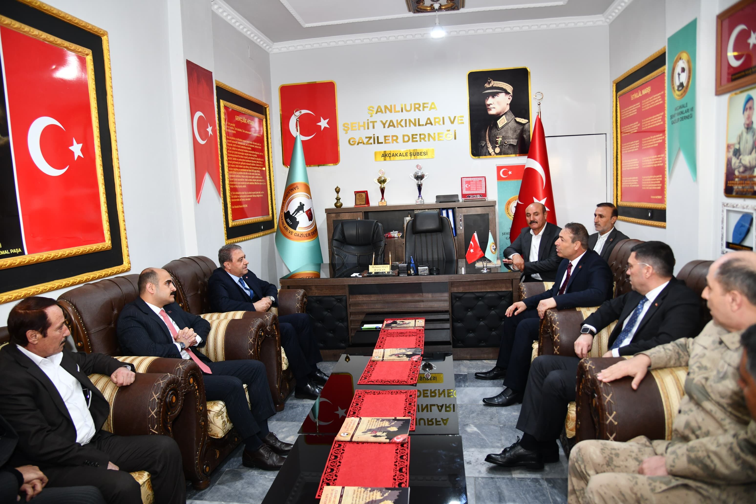 Şanlıurfa Valisi Hasan Şıldak, Akçakale’de Vatandaşlarla İftar Sofrasında Buluştu (6)