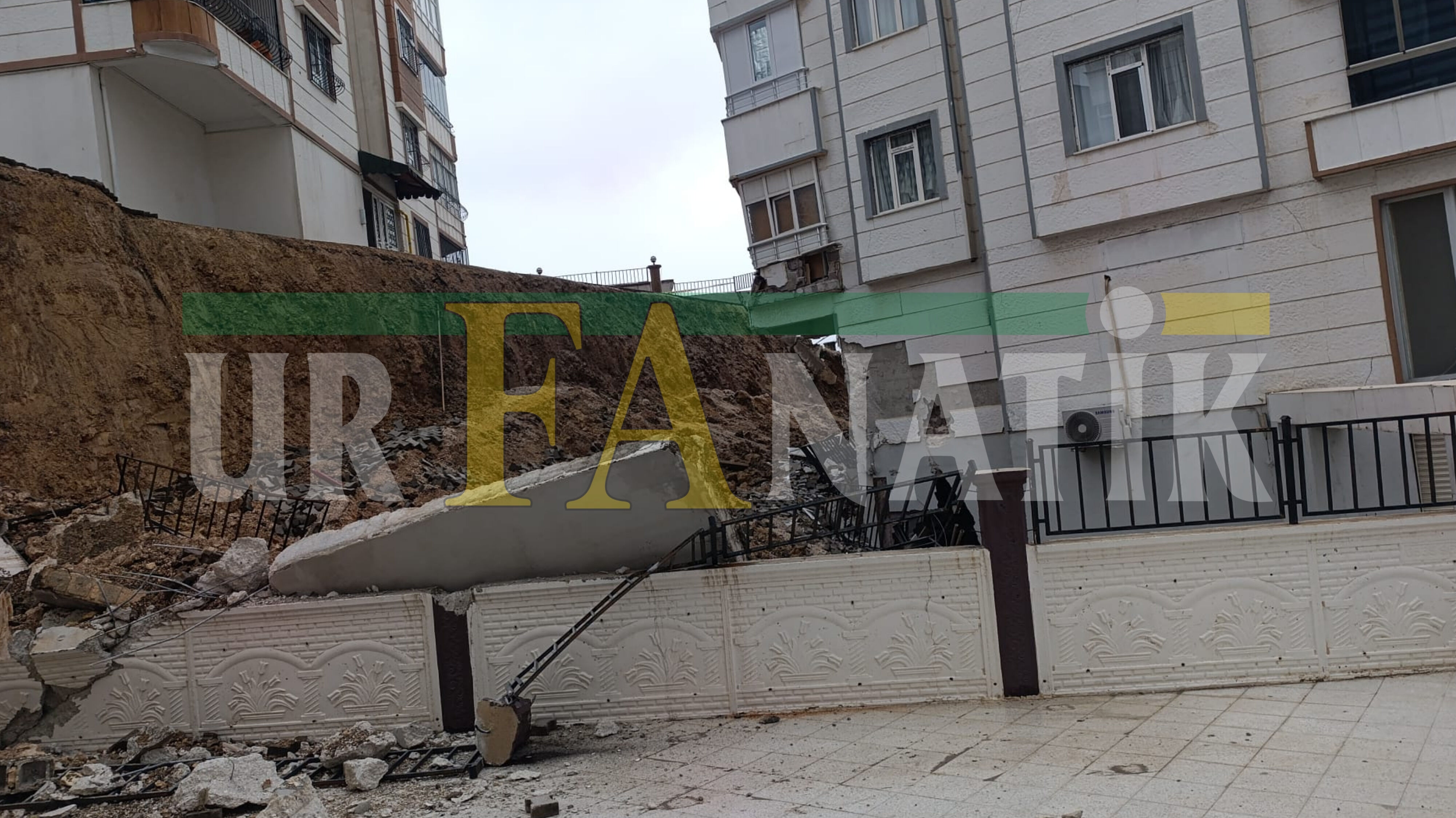 Şanlıurfa’da Bir Binanın İstinat Duvarı Çöktü Vatandaşlar Mahsur Kaldı (1)