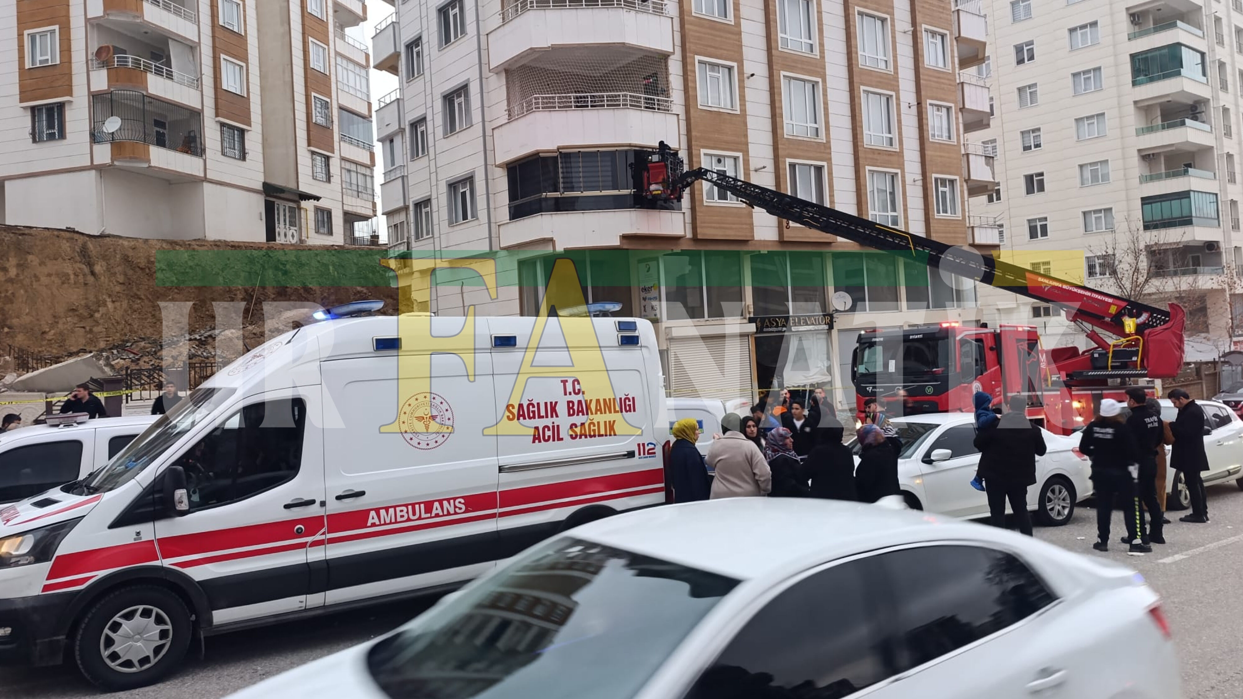 Şanlıurfa’da Bir Binanın İstinat Duvarı Çöktü Vatandaşlar Mahsur Kaldı (2)-1