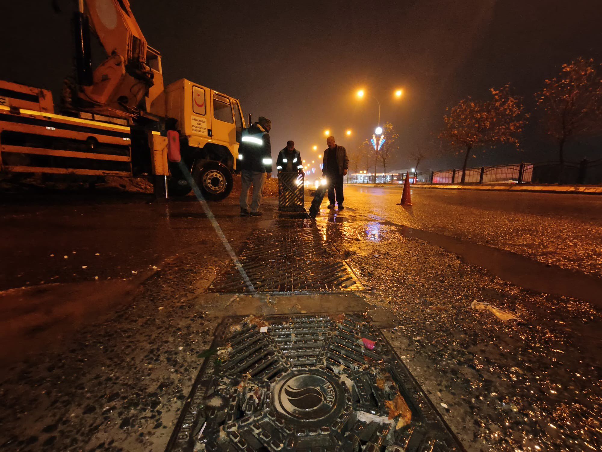 Şanlıurfa’da Sağanak Yağış Cadde Ve Sokakları Göle Çevirdi (1)