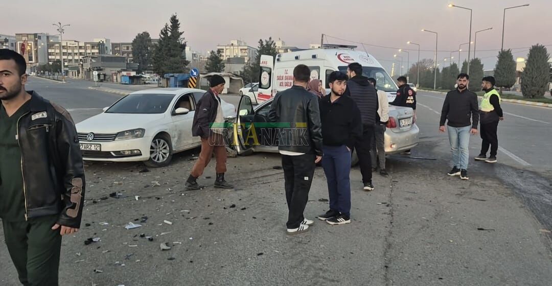 Şanlıurfa’nın Haliliye İlçesinde 3 Araç Birbirine Girdi (1)