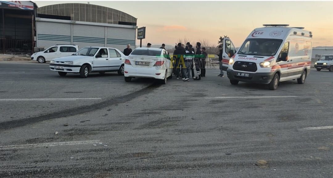 Şanlıurfa’nın Haliliye İlçesinde 3 Araç Birbirine Girdi (3)