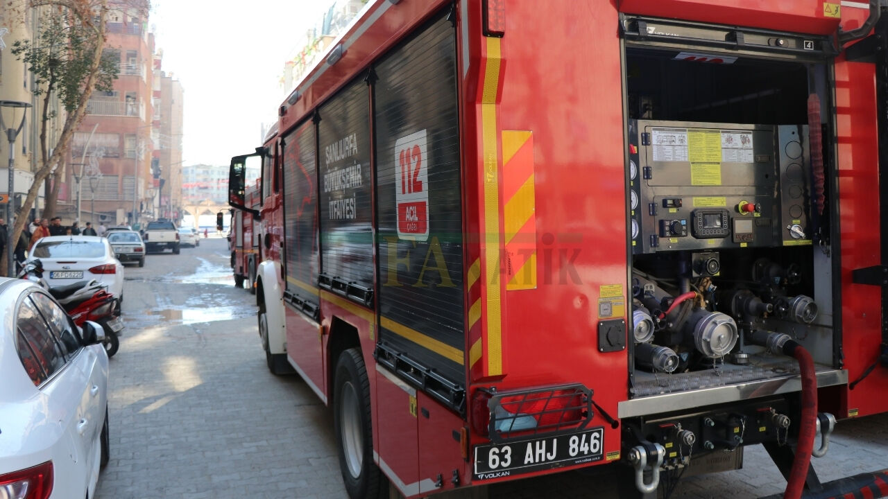 Şanlıurfa'nın Haliliye Ilçesine Bağlı Mimar Sinan Mahallesi Çarşı Caddesi'nde Bulunan Bir Binada Yangın (2)