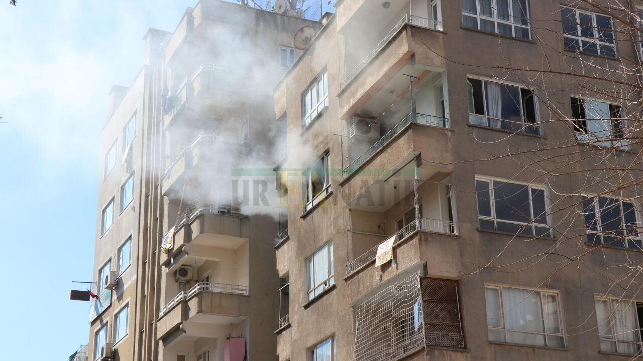 Şanlıurfa'nın Haliliye Ilçesine Bağlı Mimar Sinan Mahallesi Çarşı Caddesi'nde Bulunan Bir Binada Yangın (3)