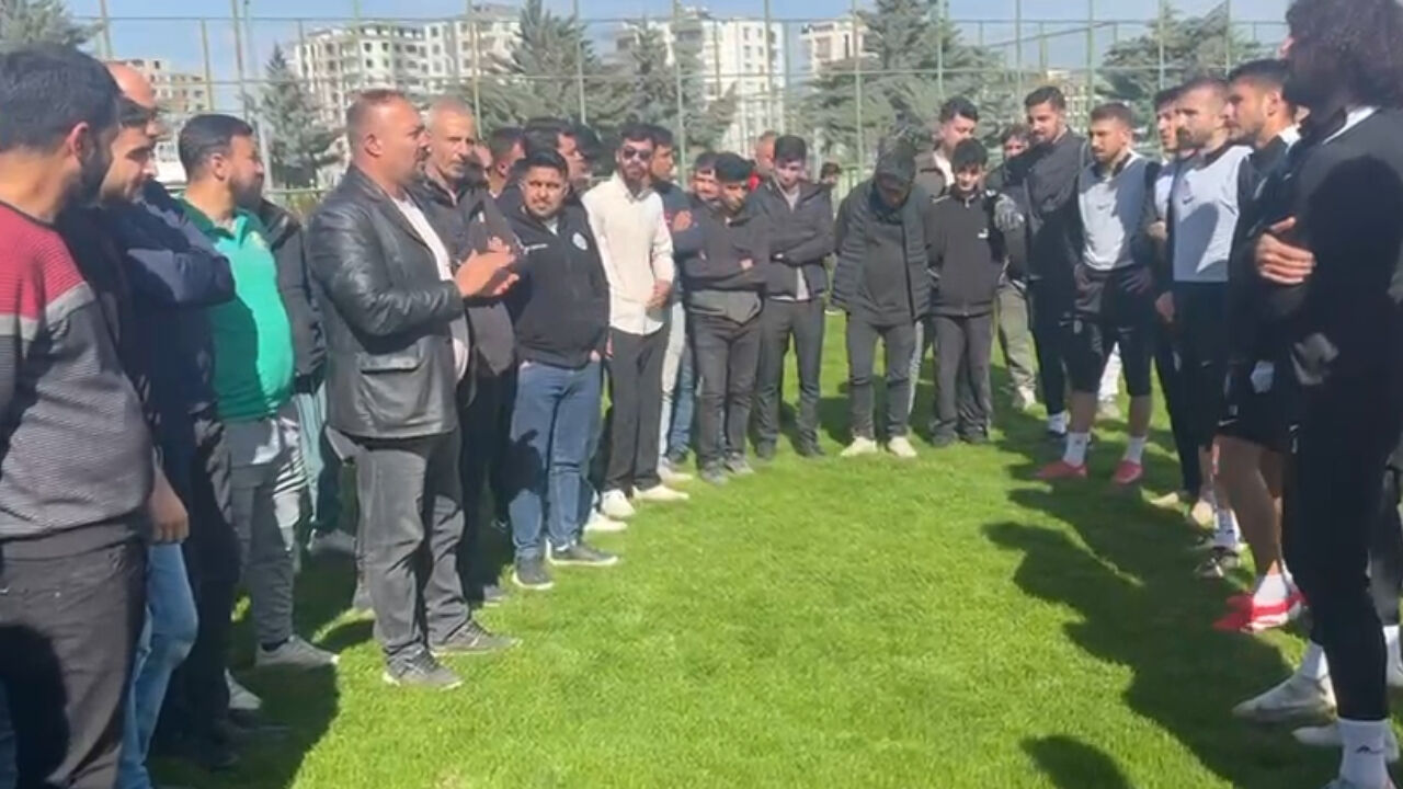 Şanlıurfasporlu Taraftarlar 24 Erzincanspor Maçı Sonrası Tesislere Akın Etti! (2)