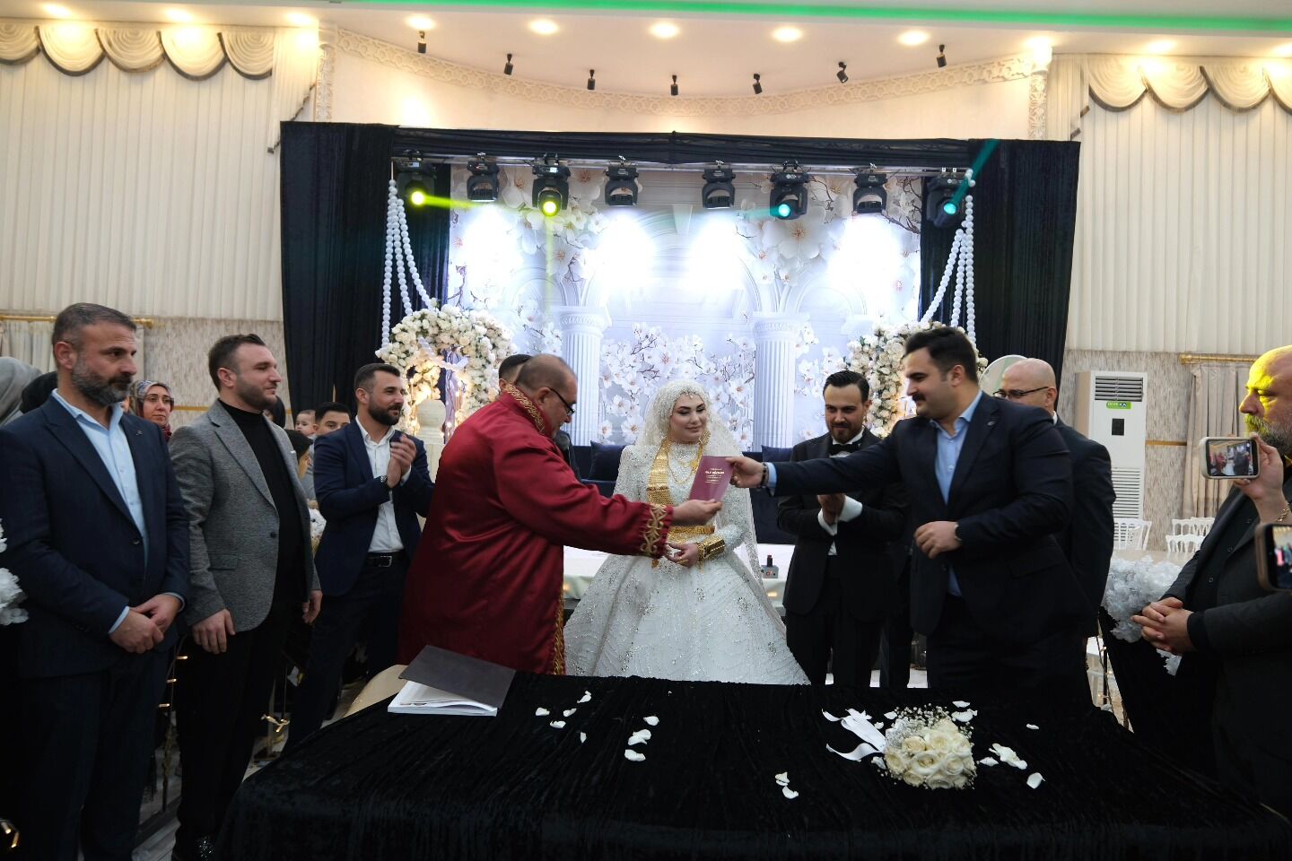 Viranşehir Kaymakamı Kemal Ülkü Düğünde Halay Çekti Ve Nikâh Şahidi Oldu (6)
