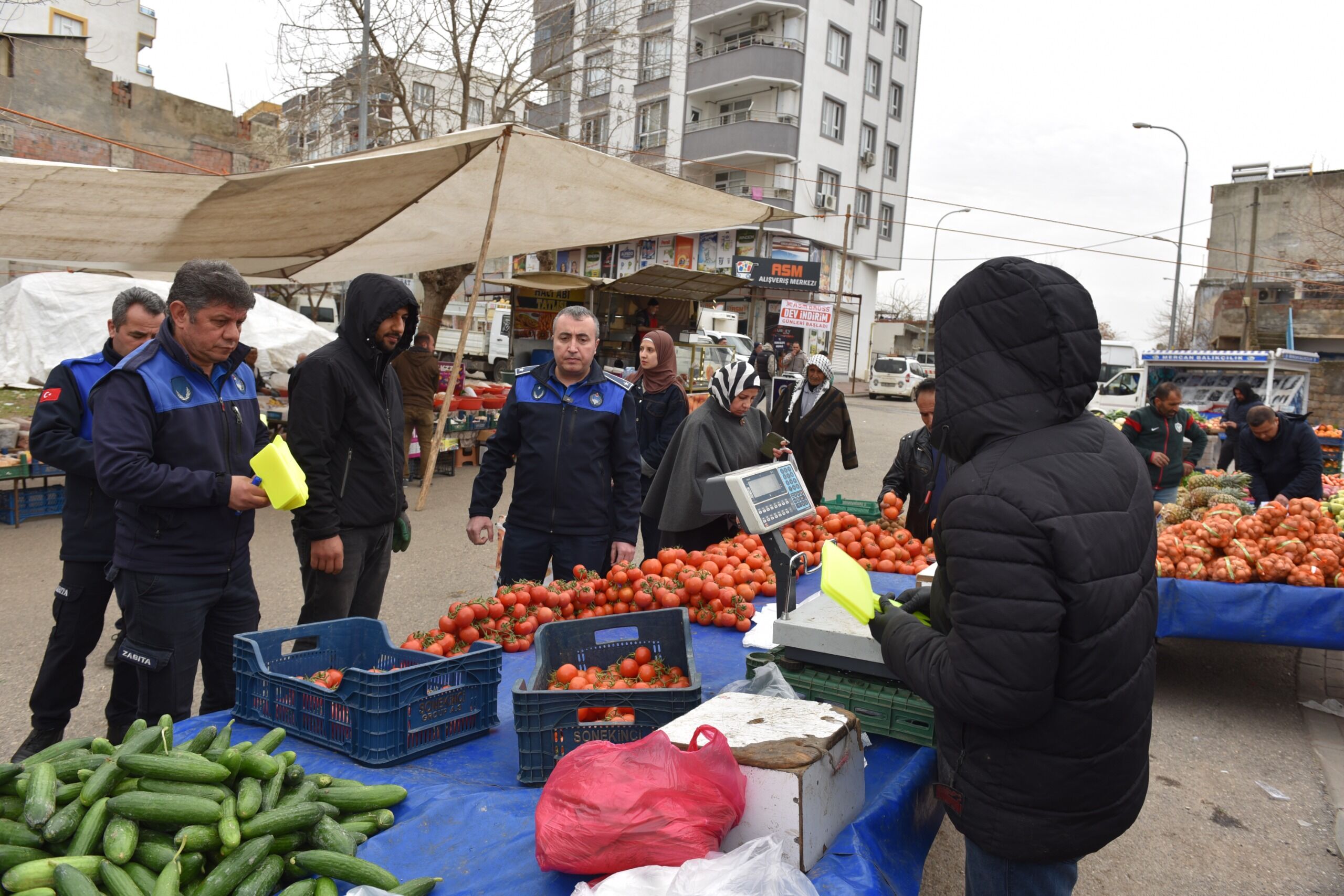 Siverek zabıtasından semt pazarında etiket ve tartı denetimi-1