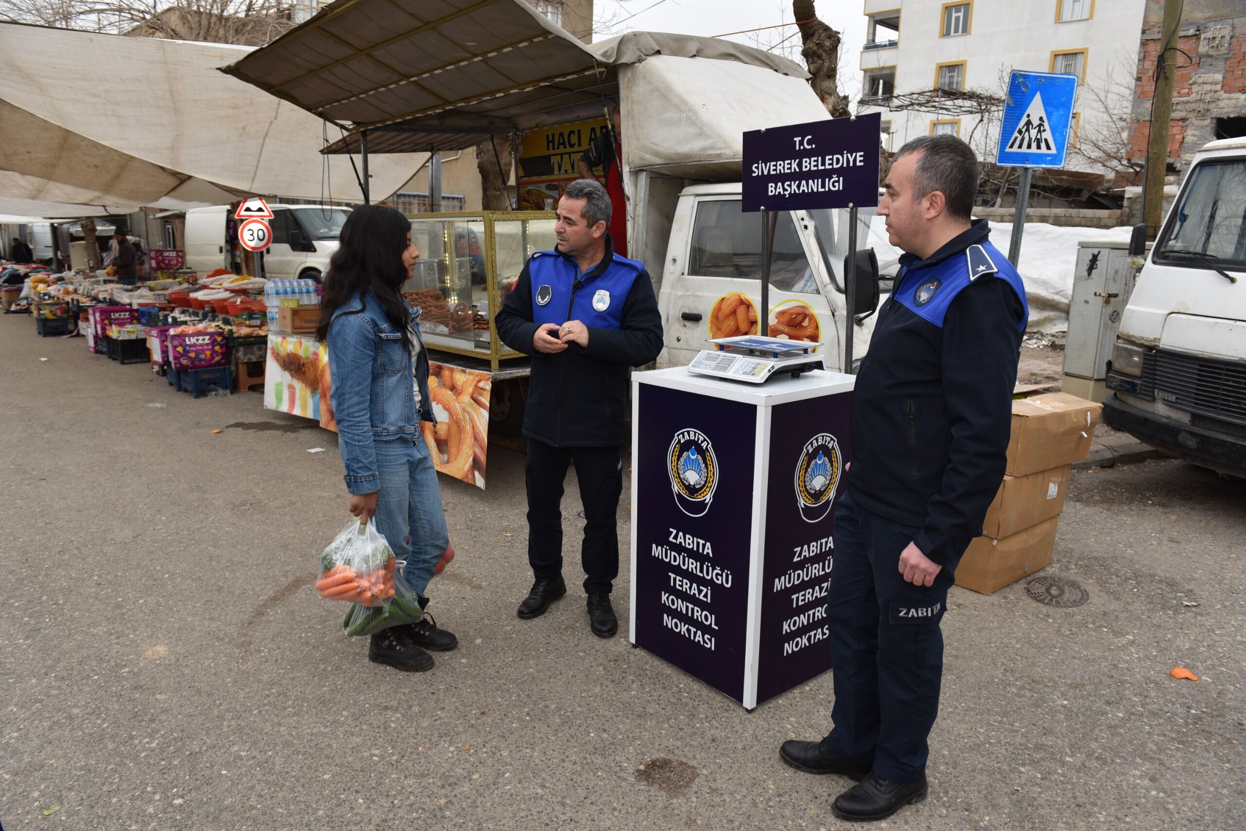 Siverek zabıtasından semt pazarında etiket ve tartı denetimi-4