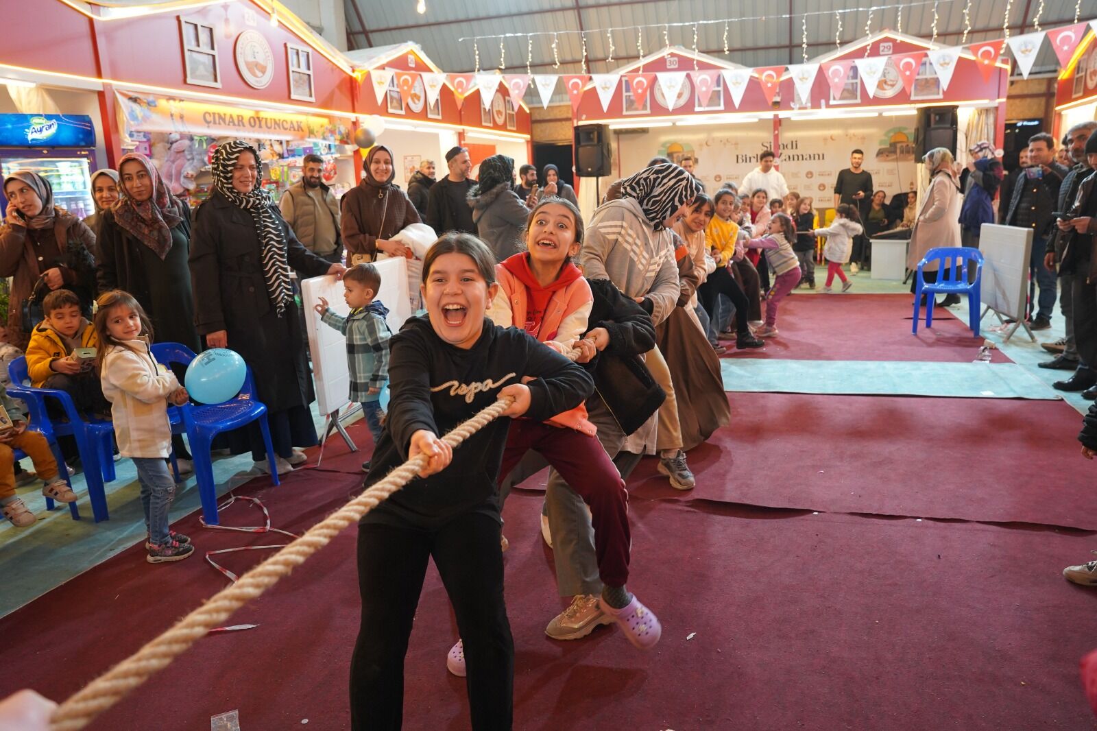 Kahta Ramazan Çarşısı Çocukları Doyasıya Eğlendirdi-3