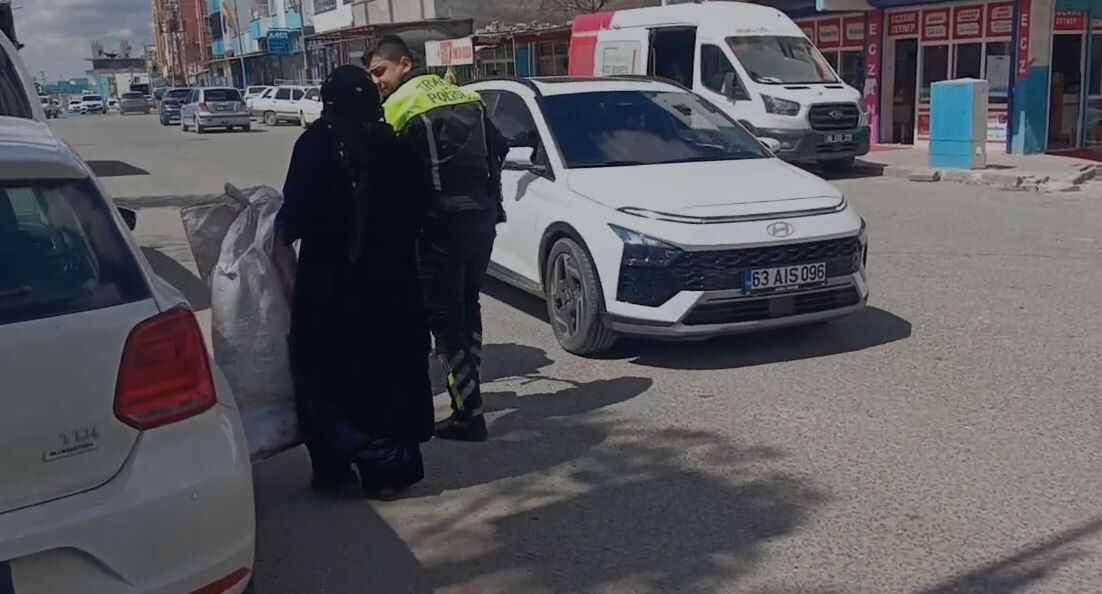 Akçakale’de Yaşlı Kadının İmdadına Trafik Polisi Koştu (1)