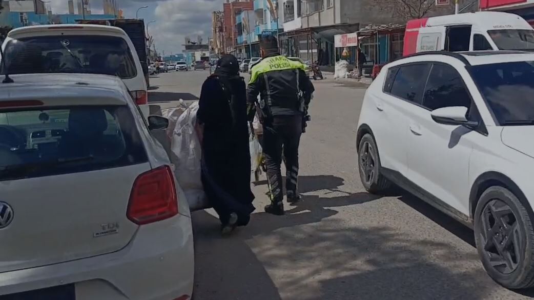 Akçakale’de Yaşlı Kadının İmdadına Trafik Polisi Koştu (2)
