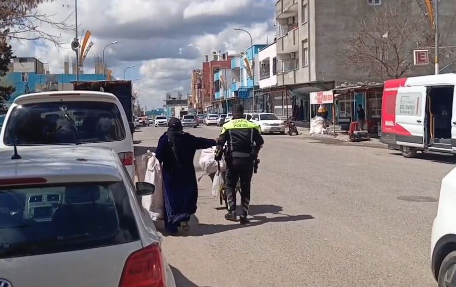 Akçakale’de Yaşlı Kadının İmdadına Trafik Polisi Koştu (3)