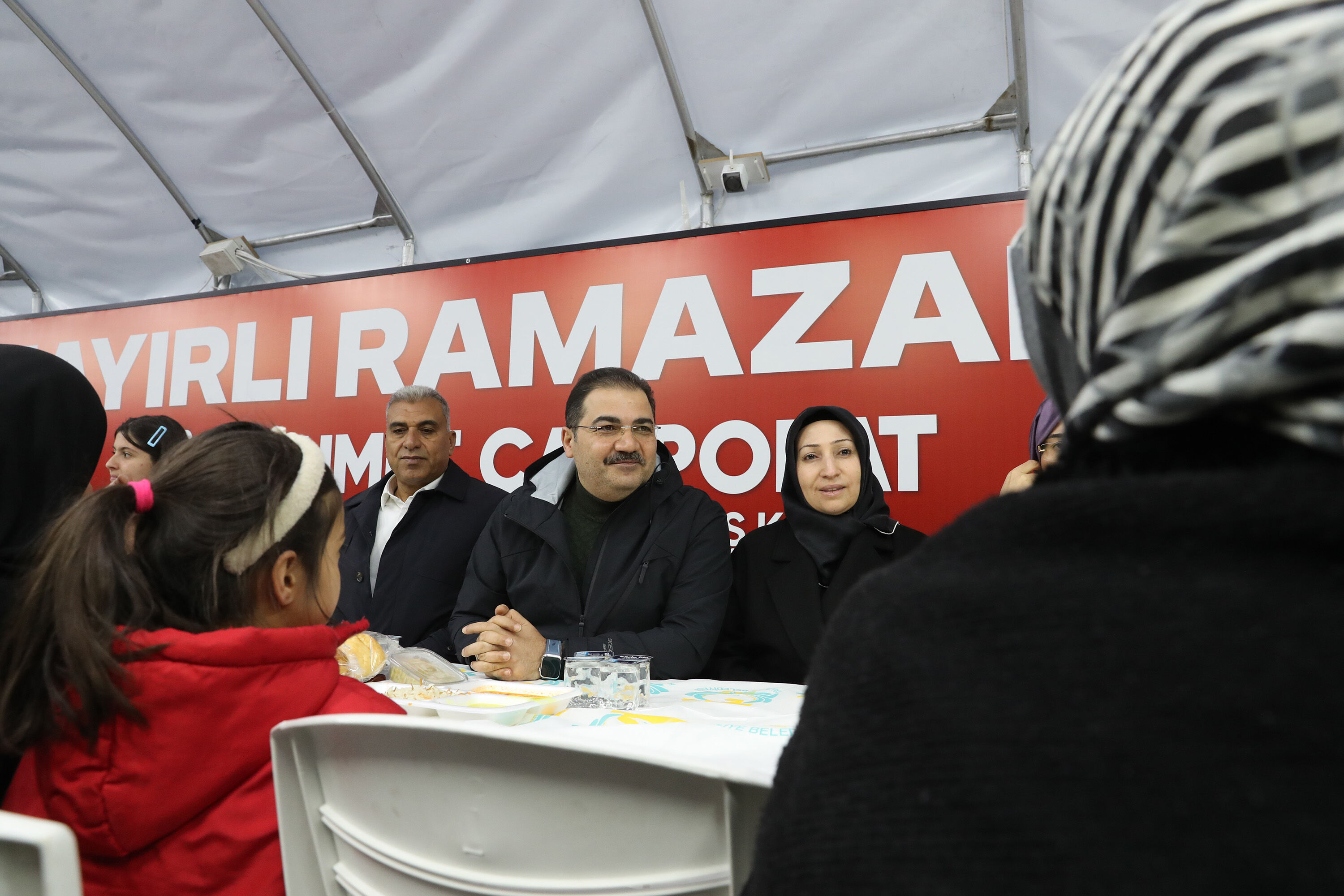 Başkan Canpolat Ve Veki̇l Yazmaci, İftar Sofrasinda Vatandaşlarla Buluştu (4)