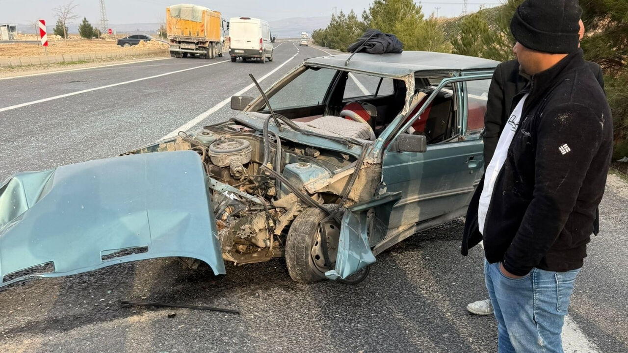 Bozova’da Otomobil Kamyona Arkadan Çarptı (2)