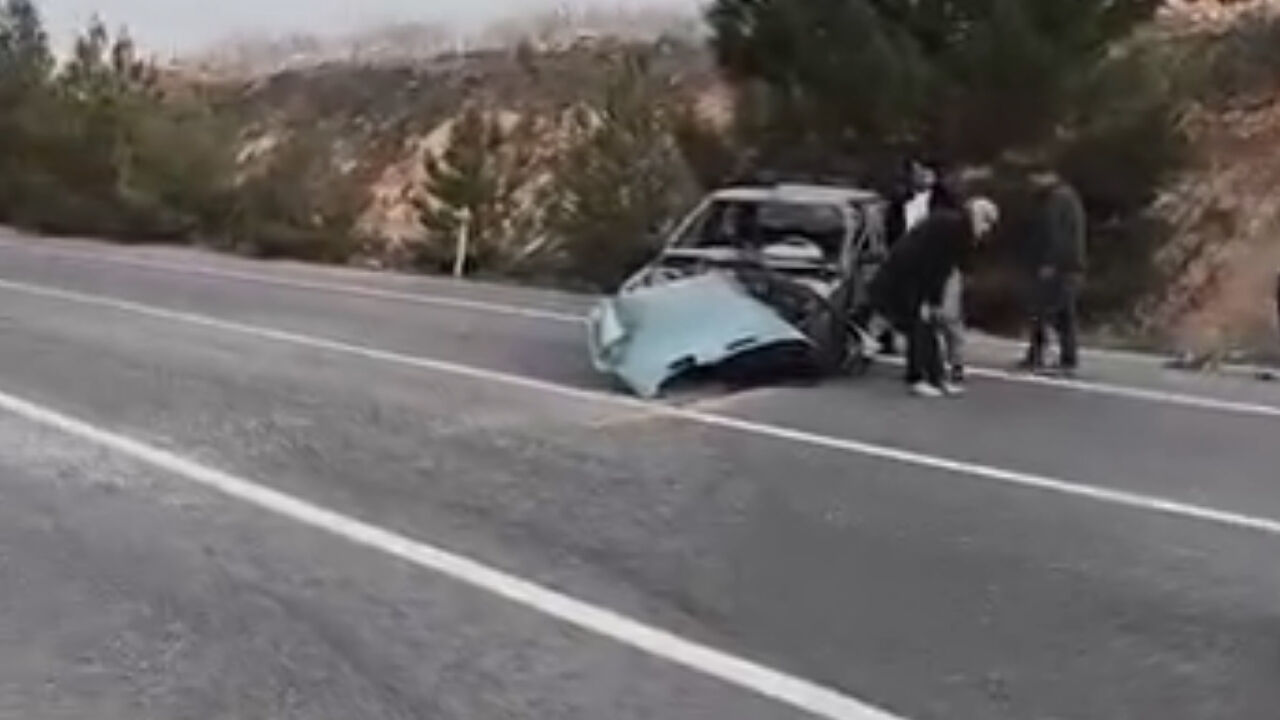 Bozova’da Otomobil Kamyona Arkadan Çarptı (3)