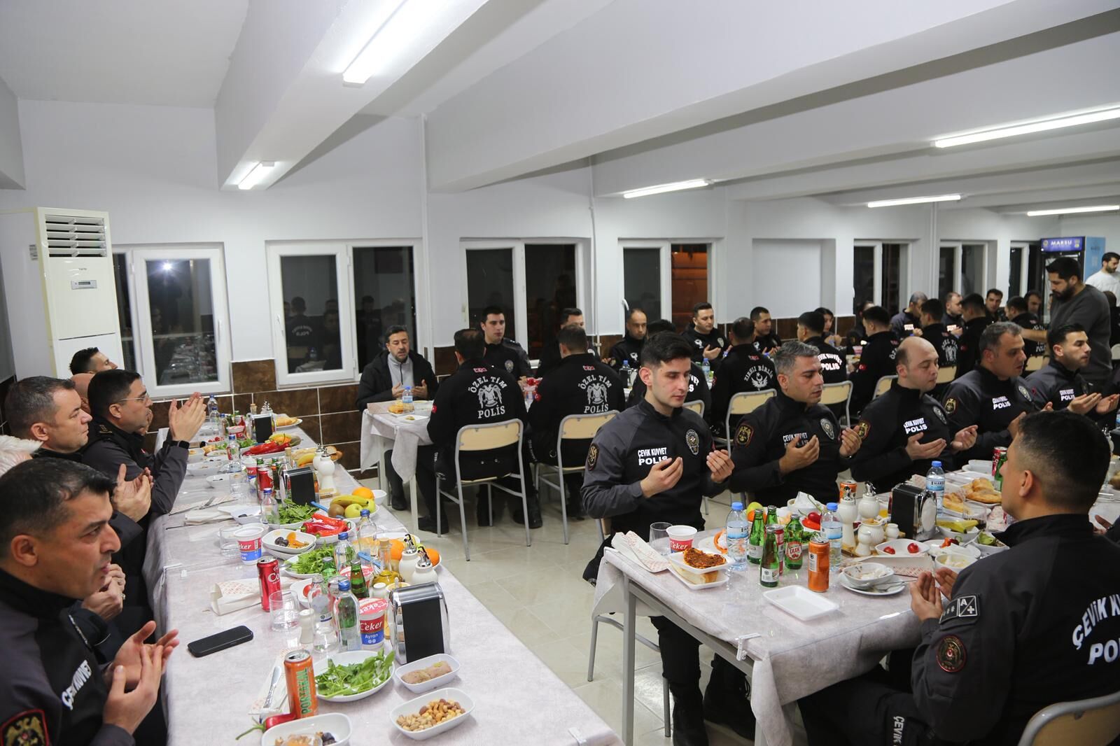 Emniyet Müdürü Atilla Aksoy, Çevik Kuvvet Personeliyle İftarda Bir Araya Geldi (1)