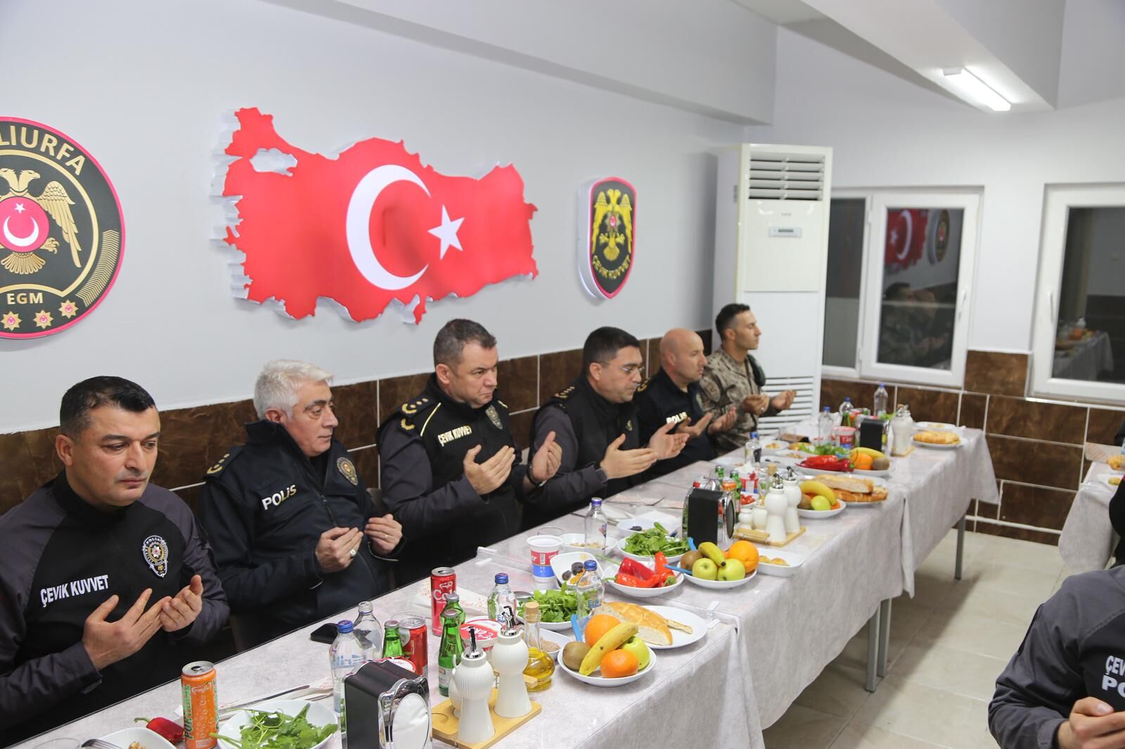 Emniyet Müdürü Atilla Aksoy, Çevik Kuvvet Personeliyle İftarda Bir Araya Geldi (5)