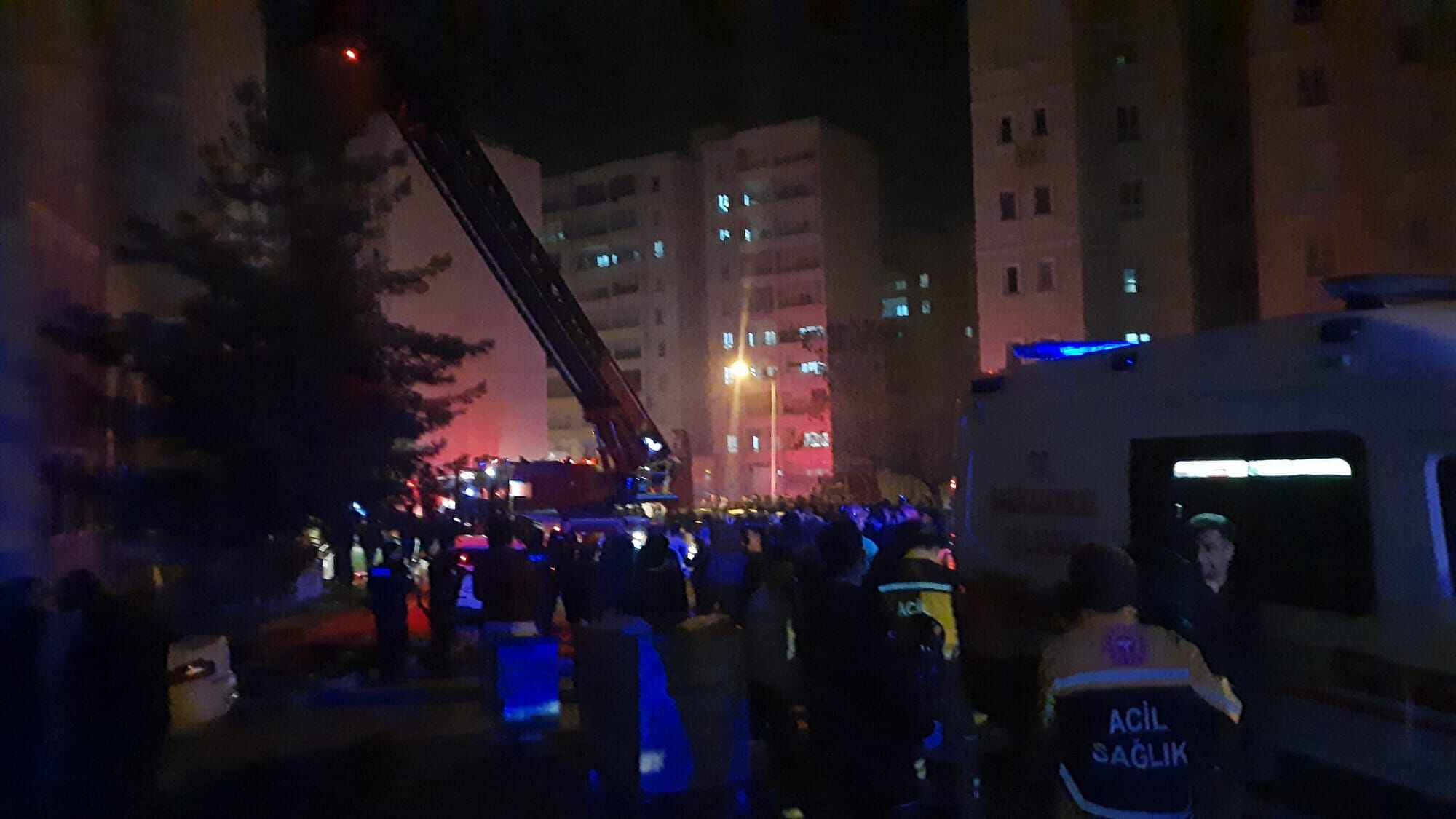 Karaköprü Toki̇ Konutlarında Elektrik Panosu Yangını (1)