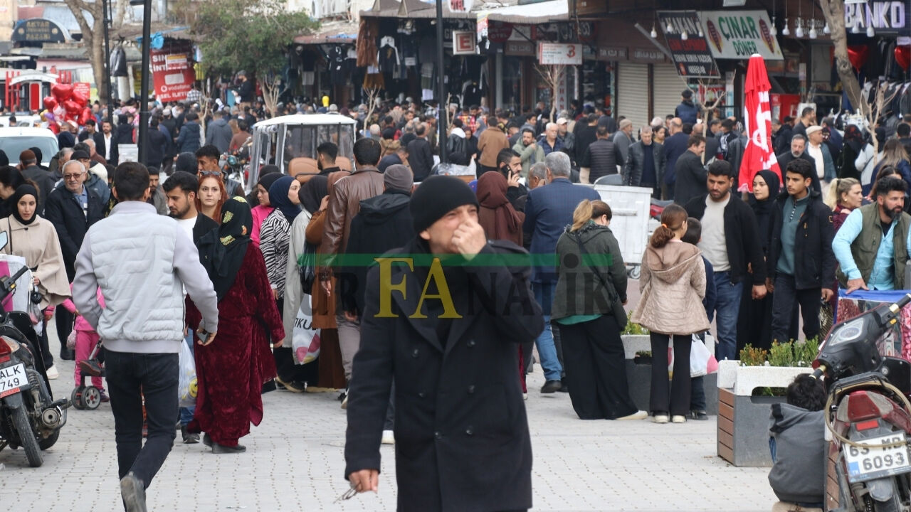 Ramazan Bayramı Öncesi Şanlıurfa Sarayönü Caddesi’nde Yaşanan Yoğunluk Dikkat Çekti (4)