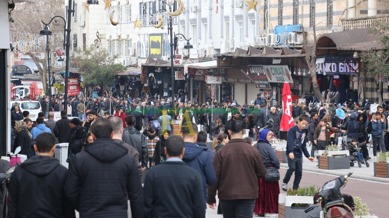 Ramazan Bayramı Öncesi Şanlıurfa Sarayönü Caddesi’nde Yaşanan Yoğunluk Dikkat Çekti (5)
