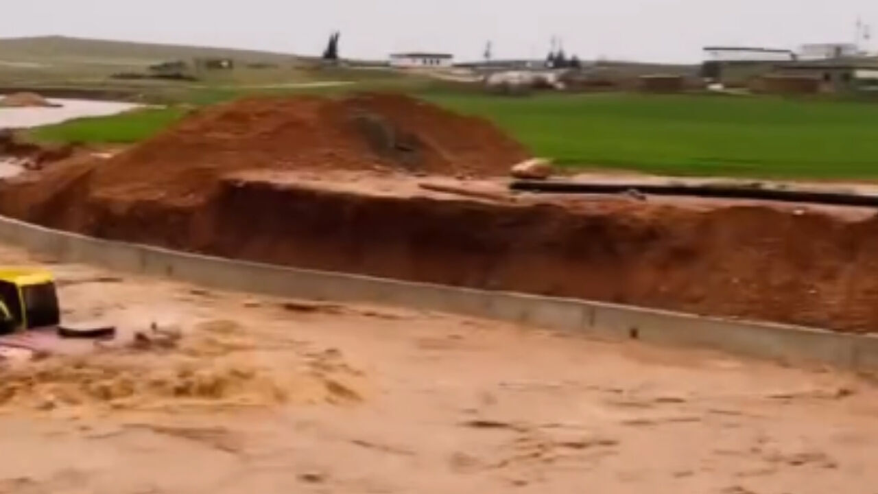 Şanlıurfa Eyyübiye Şiddetli Yağış Sele Dönüştü İş Makinesi Mahsur Kaldı! (3)