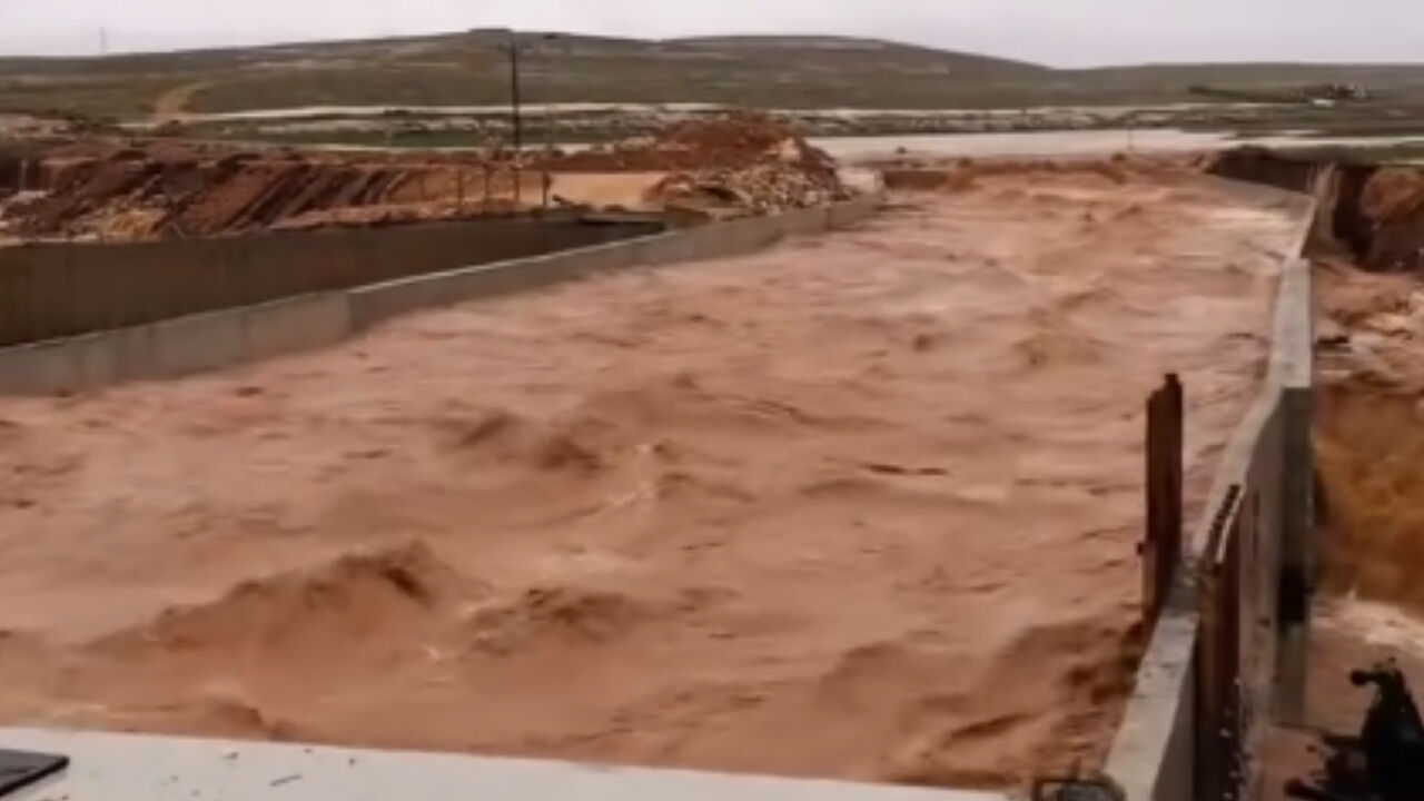 Şanlıurfa Eyyübiye Şiddetli Yağış Sele Dönüştü İş Makinesi Mahsur Kaldı! (4)