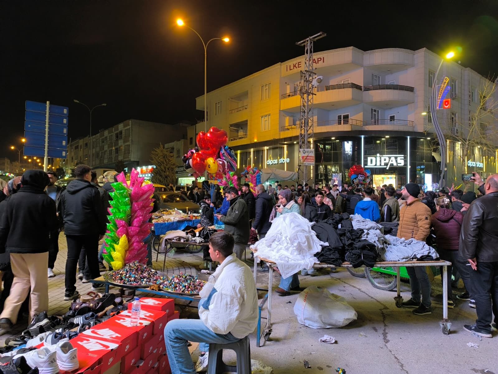 Şanlıurfa’da Bayram Öncesi Hem Alışveriş Yaptılar Hem Halay Çektiler (1)
